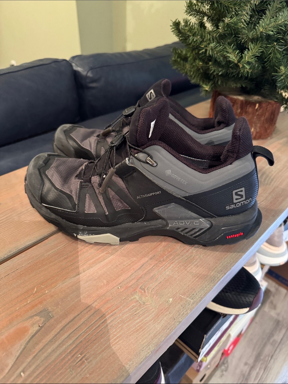 Salomon Black and Gray Men's Trail Running Shoes size 9.5